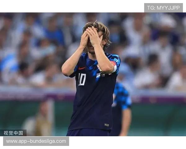 终场哨响，克罗地亚老将莫德里奇跪地掩面